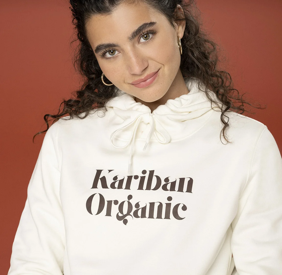 Femme en sweat à capuche écru imprimé « Kariban Organic » sur fond terracotta